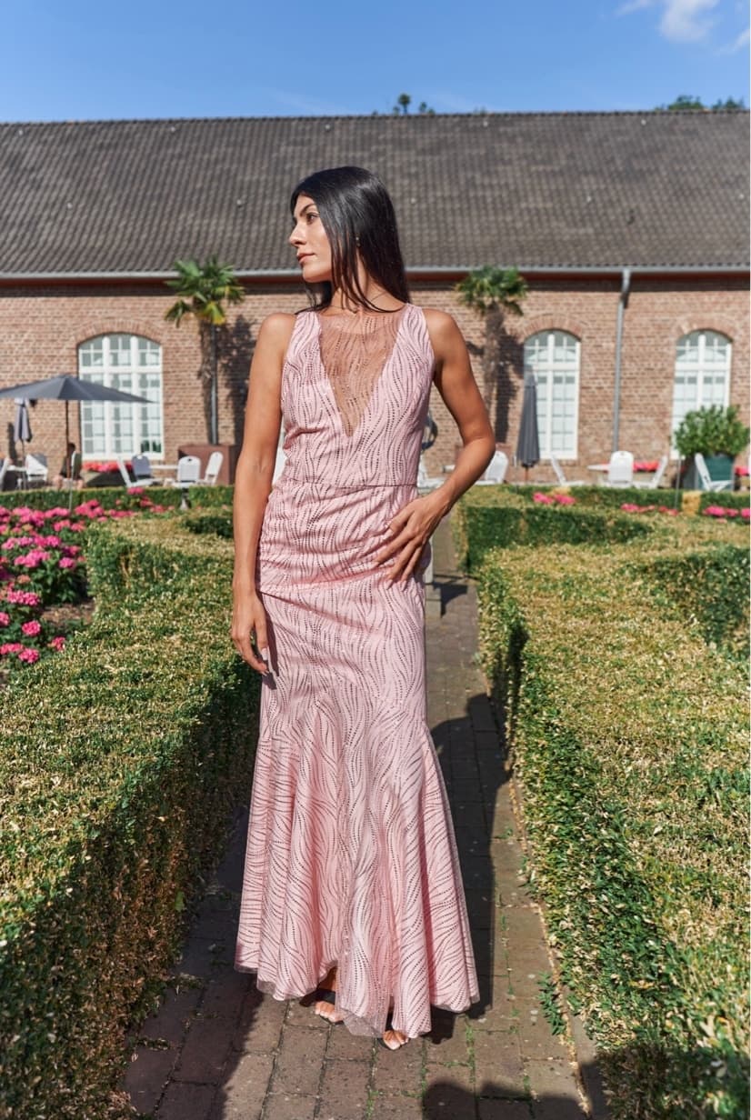 Dunkles Abendkleid mit Schleppe