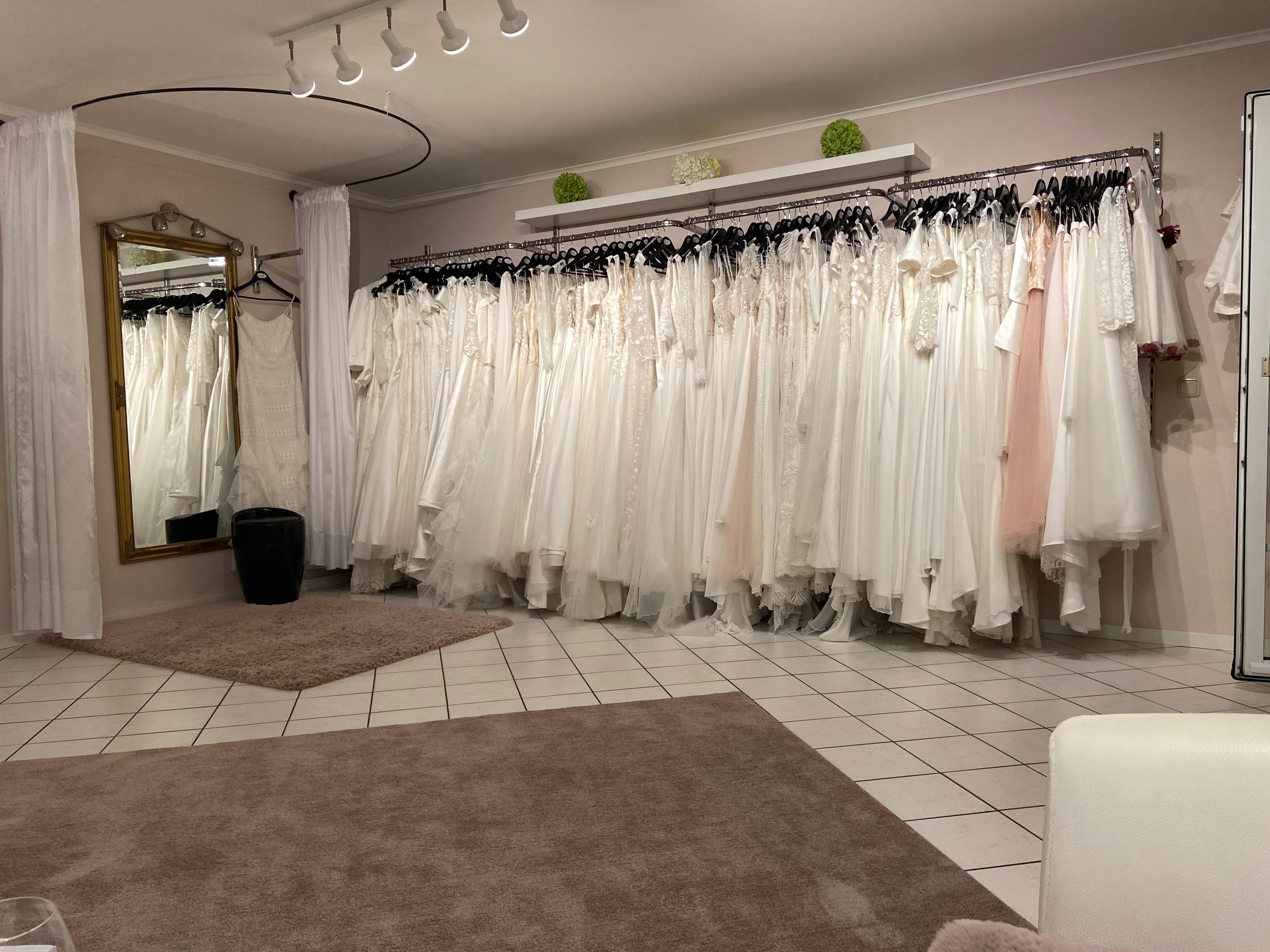 Brautkleider an der Kleiderstange