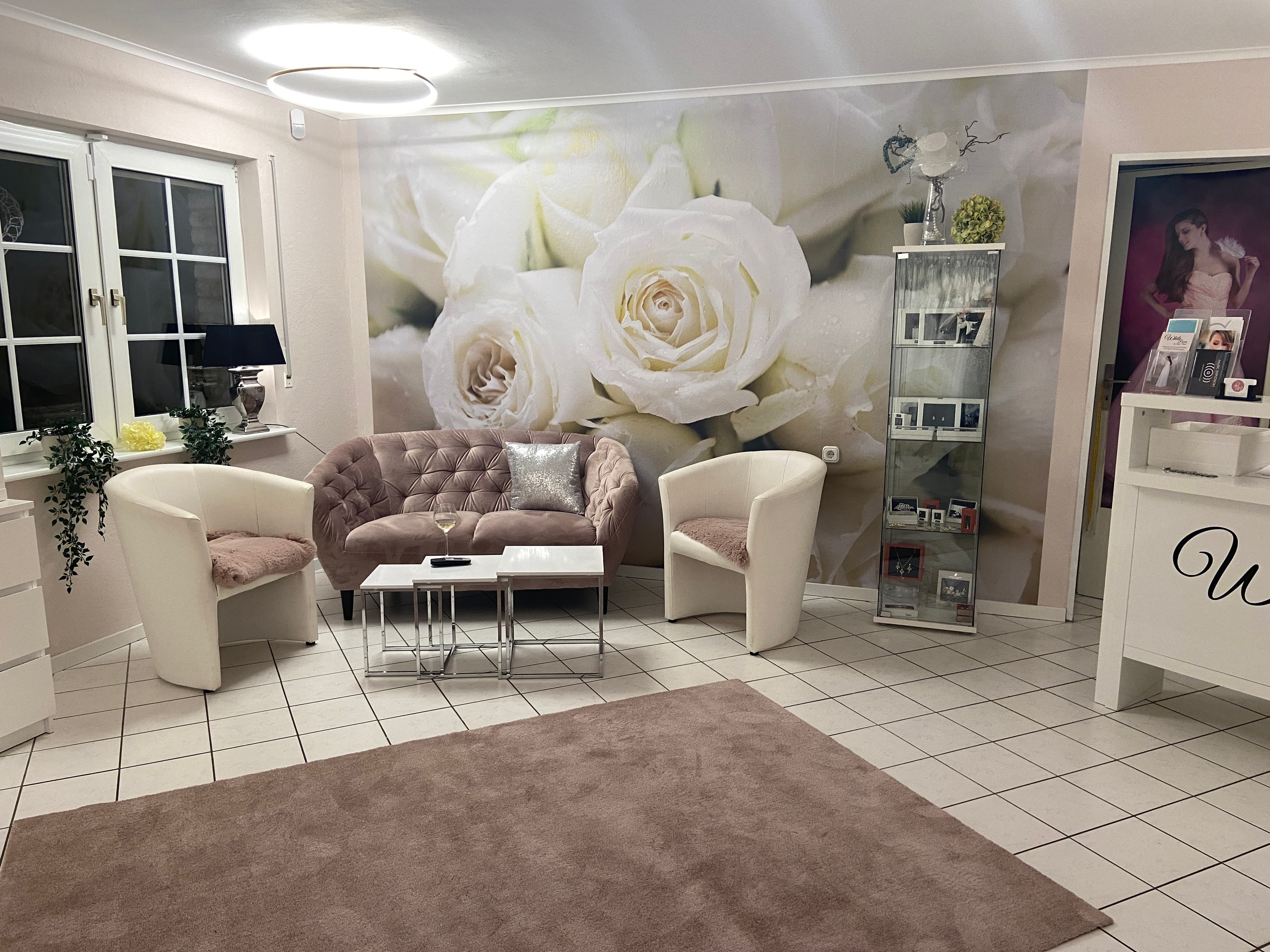 Wartebereich mit Rosen-Wandbild