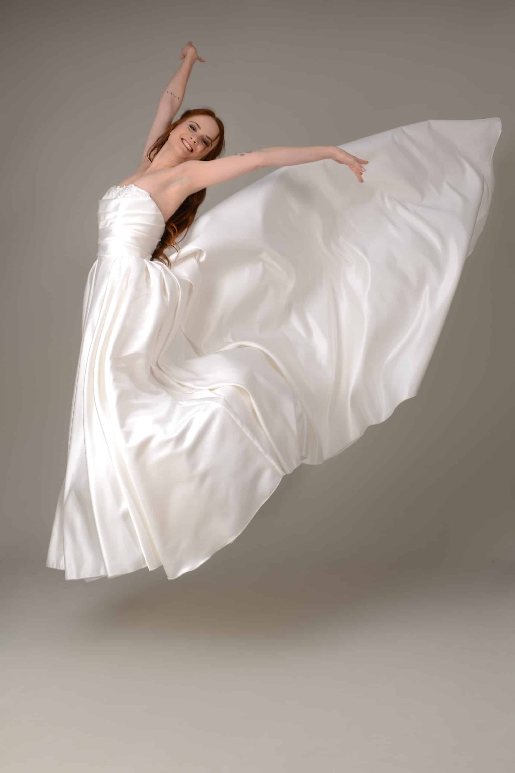 Braut wirft das Kleid