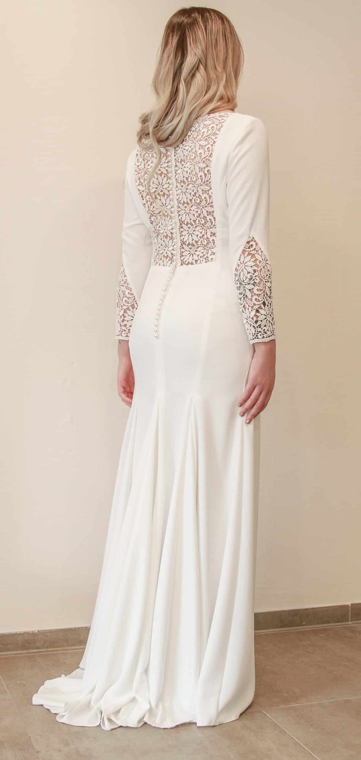 Braut im Spitzenkleid