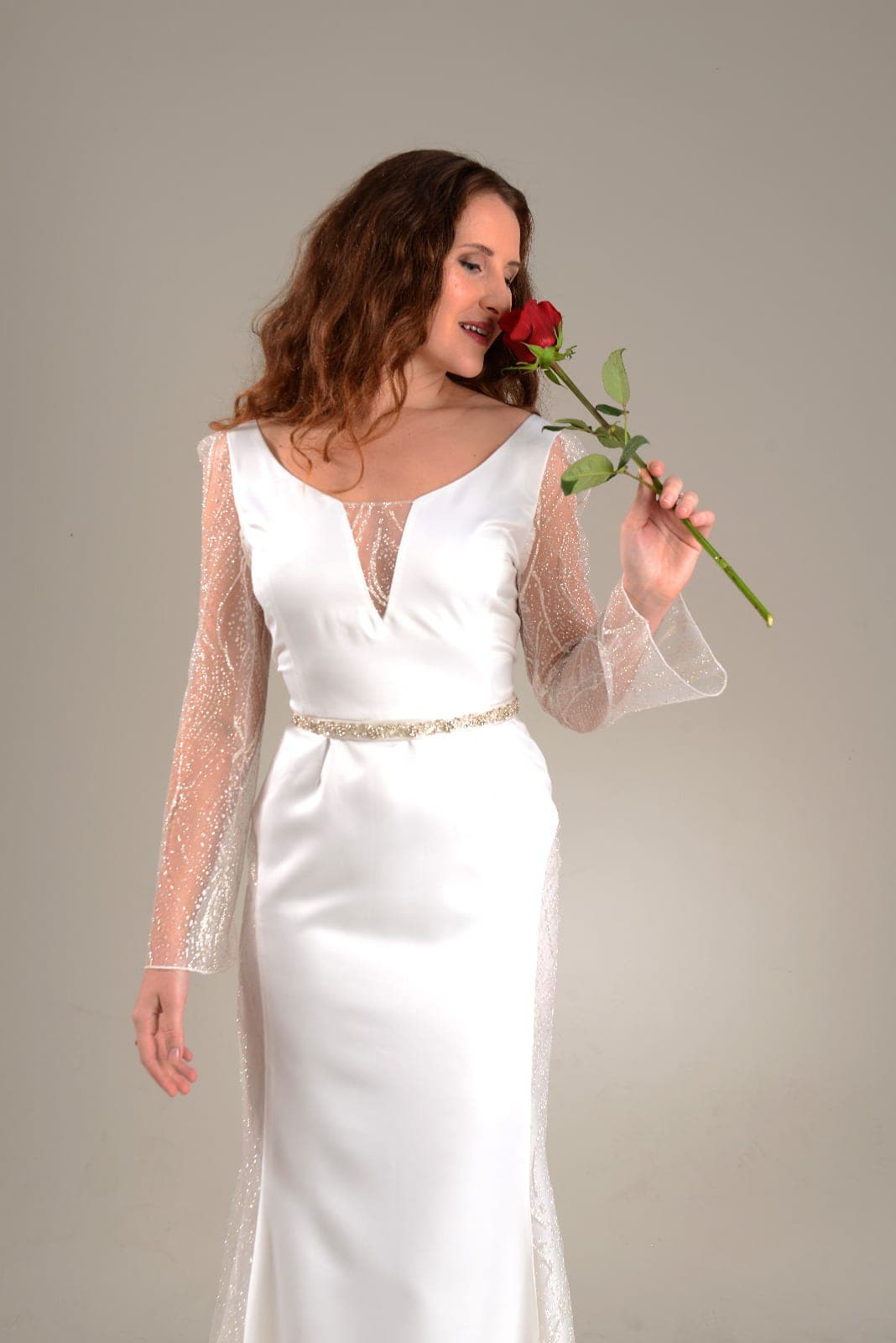 Weißes Kleid mit Goldgürtel