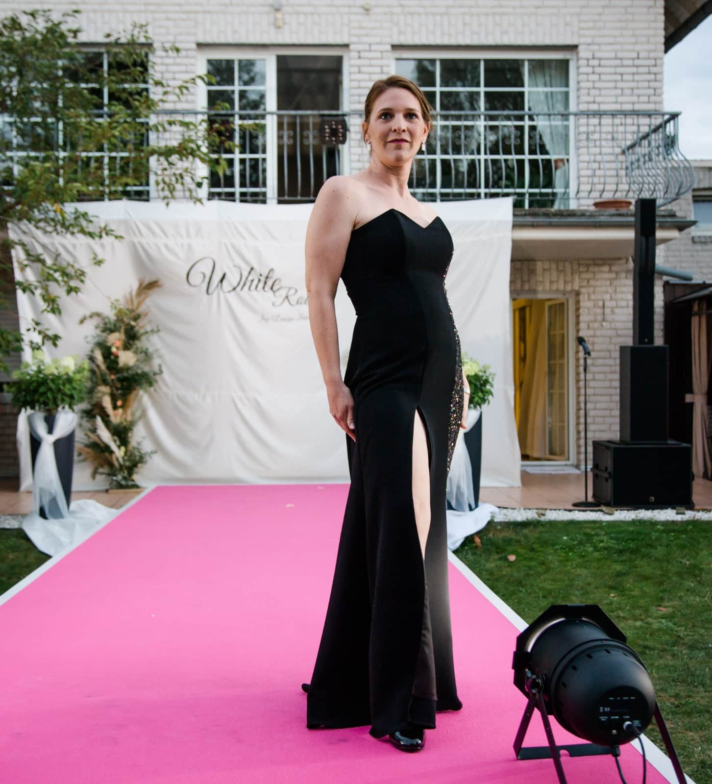 Schwarze Robe auf dem Laufsteg