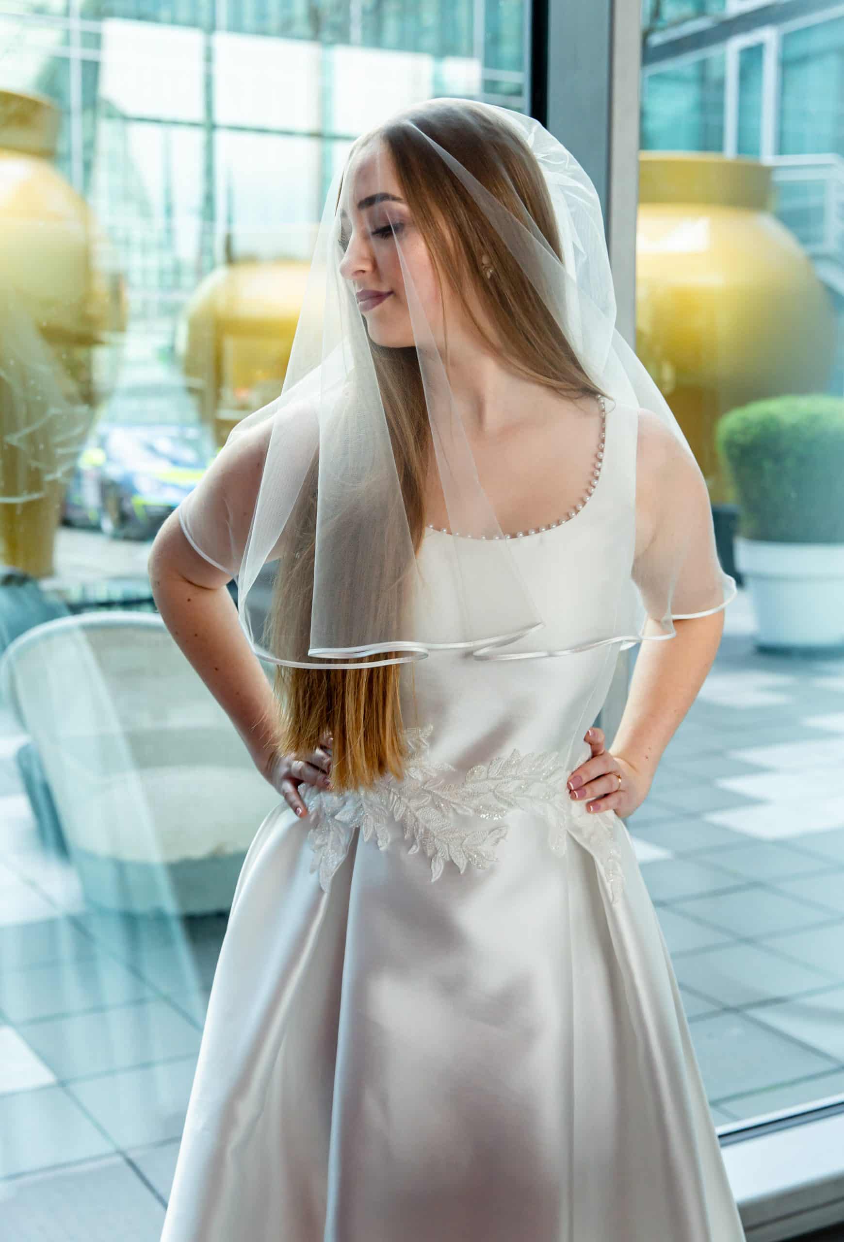 Braut in handgefertigtem Kleid